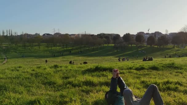 Люди в весеннем парке, зеленая трава — стоковое видео