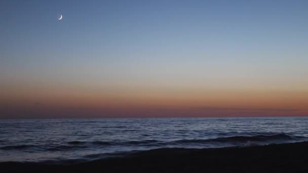 海の上の満月のビデオです。日没時に. — ストック動画