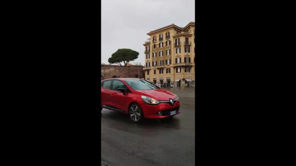 Róma Olaszország, március 28. 2021. függőleges videó. Autó forgalom az utcán a városban. San Giovanni metró — Stock videók