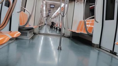 Neredeyse boş bir metro treniyle yolculuk, güneşli bir günde yer altı, içerisi 4k manzaralı.