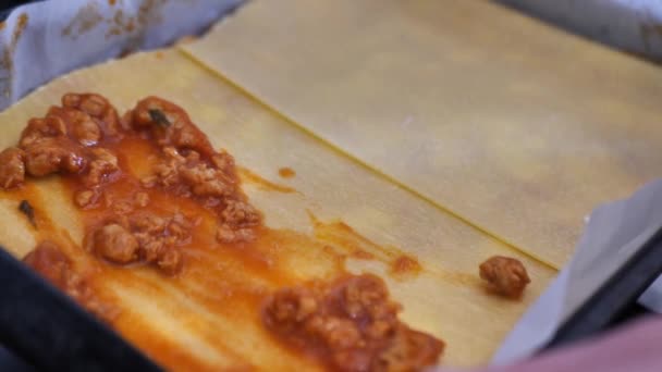 Matlagning hemma italiensk lasagne, närbild — Stockvideo