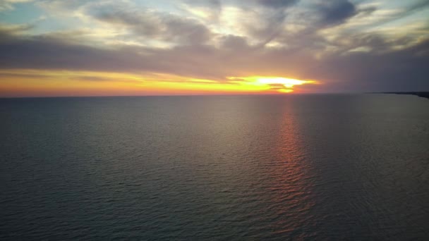 Blick von der Drohne auf das Meer, bei Sonnenuntergang. 4 k — Stockvideo