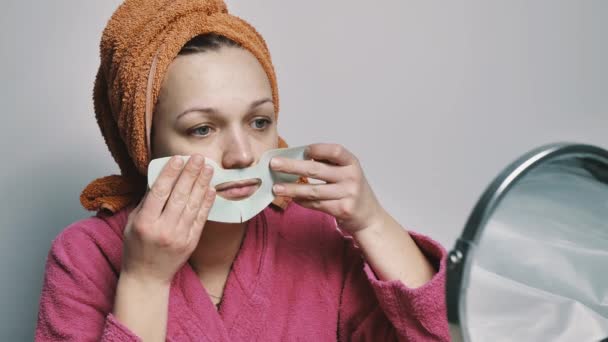 Kobieta nakłada maskę na twarz — Wideo stockowe