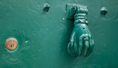 İtalya 'daki antik kapılarda çeşitli kapı tokmakları ve kapı kolları var. Ahşap kapının eski metal kapı kolu. Sanat eserleri