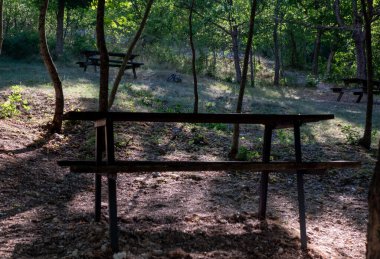 Piknik masası parkta. Dekorasyonunuz ve dağların bulanık manzarası için boş alanın tablo arkaplanı