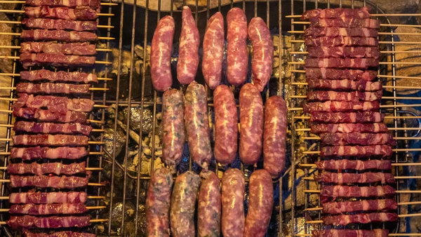 Salsicce e spiedini in fiamme. Gli Arrosticini sono una classe di cucina tradizionale abruzzese della regione Abruzzo — Foto Stock
