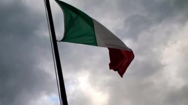 Rüzgarda sallanan İtalyan bayrağı. Gerçekçi bayrak geçmişi. Döngülü canlandırma arkaplanı.