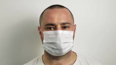 Adam tıbbi maskeden bıkmıştı.