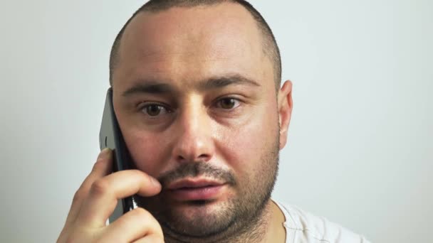 Człowiek rozmawiający przez telefon. zbliżenie na białym tle — Wideo stockowe
