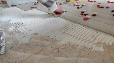 tiler bir fayans hizalama bir sistem koyar