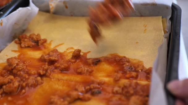 Matlagning hemma italiensk lasagne, närbild — Stockvideo