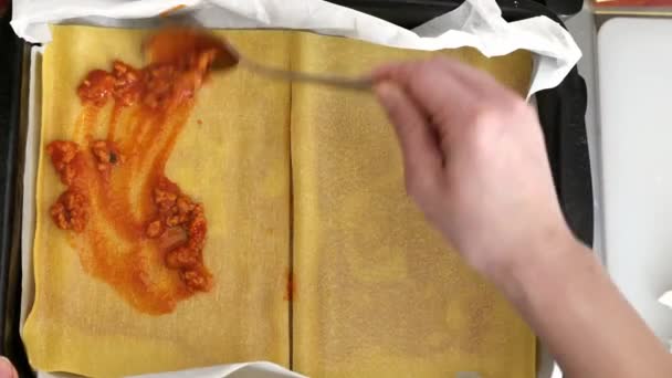 Madlavning derhjemme italiensk lasagne, nærbillede – Stock-video