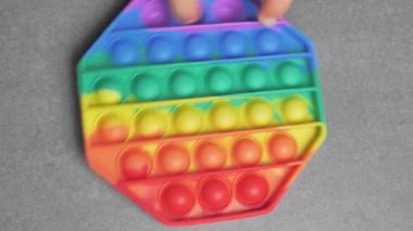 Oyuncak Pop It Fidget 'a tıklıyor. yan görünüm