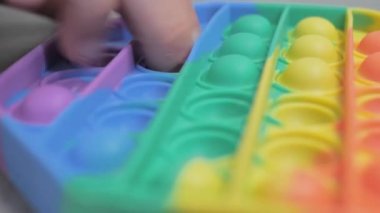 Oyuncak Pop It Fidget 'a tıklıyor. yan görünüm