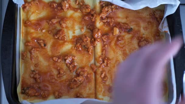 Matlagning hemma italiensk lasagne, närbild — Stockvideo