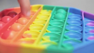 Oyuncak Pop It Fidget 'a tıklıyor. yan görünüm
