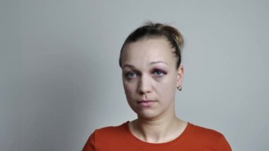 Kadın kameraya bakıyor ve el hareketi için yardım istiyor.