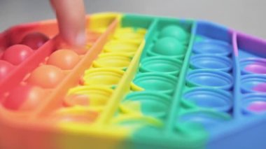 Oyuncak Pop It Fidget 'a tıklıyor. yan görünüm