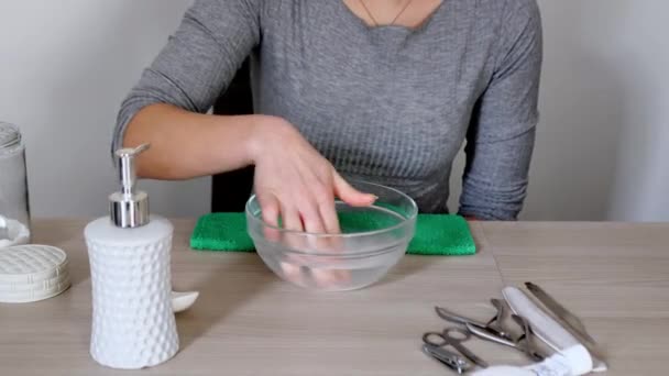Femme prépare une solution, bain de mains. fermer — Video
