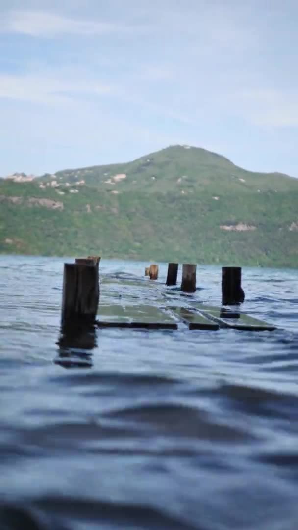 Video verticale. ponte di legno in acqua — Video Stock