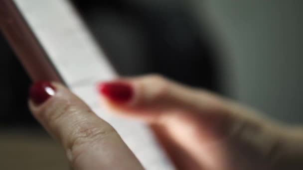 Nahaufnahme. Frauenhände halten ein Telefon in der Hand — Stockvideo