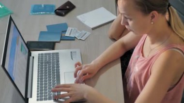 Anne ve kızı tatil biletlerini seçiyorlar..