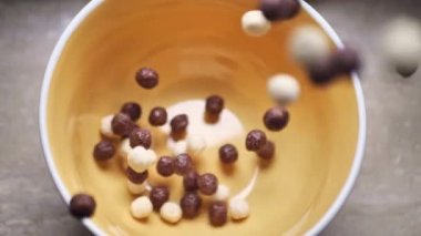 Çikolata taneleri bir tabakta doldurulur. Yakın çekim