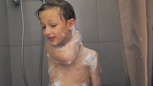 Кавказька дитина приймає душ у ванні. — стокове відео