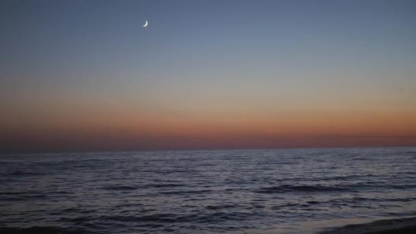 Denizin üzerinde dolunay görüntüsü. günbatımında. — Stok video