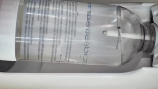 Vídeo vertical. Primer plano de agua carbonatada fresca hecha con una máquina de carbonato. Gurgles de agua espumosa. — Vídeo de stock