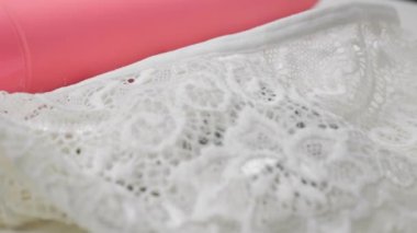 Vibratör beyaz bir tabakta dönüyor. Modern bir seks oyuncağı.