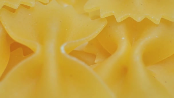 Droge Italiaanse pasta macaroni bogen farfalle draait. — Stockvideo