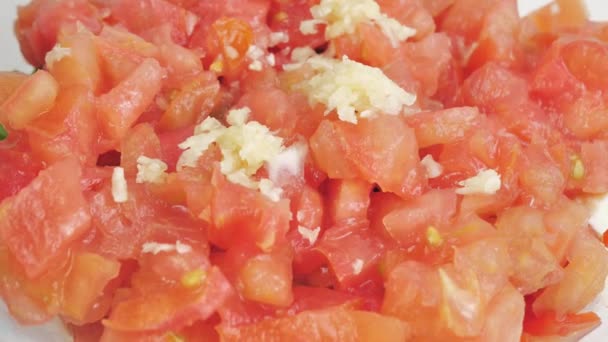 Περιστρεφόμενο πιάτο με ντομάτες βασιλικού και ελαιόλαδο — Αρχείο Βίντεο