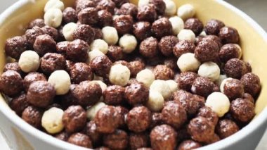 Çikolata taneleri süt döker. Kapat.