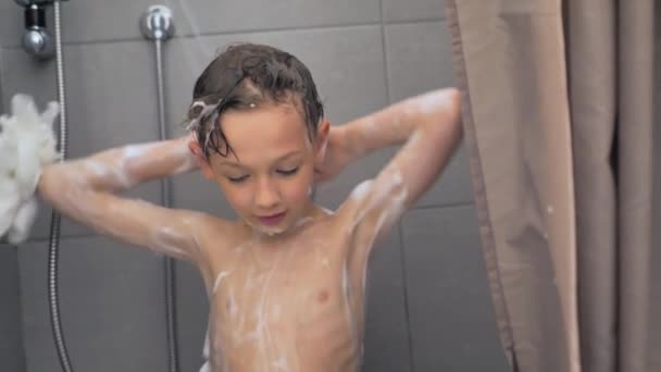 Кавказька дитина приймає душ у ванні. — стокове відео