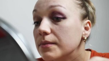 Kadınlar krem sürerler, gözlerinde çürükler, kapat.