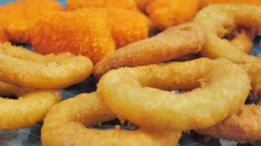 Atıştırmalıklardan, kalamar yüzüklerinden oluşan fast food seti.