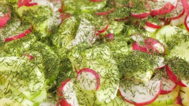 Close-up, salada de rabanetes pepinos repolho, polvilhado com endro — Vídeo de Stock
