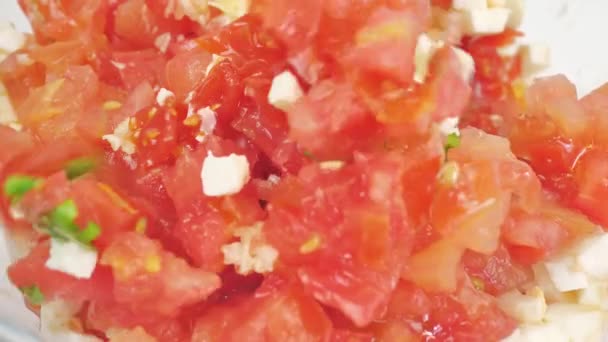 Primer plano de tomates de albahaca con mozzarella y aceite de oliva — Vídeos de Stock