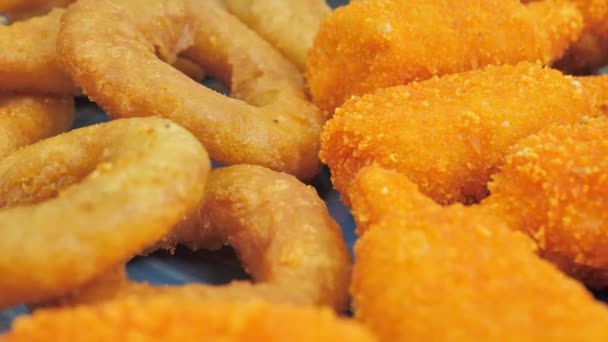 Conjunto de comida rápida de bocadillos, anillos de calamar, de cerca — Vídeo de stock