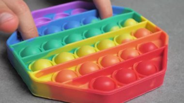 Oyuncak Pop It Fidget 'a tıklıyor. yan görünüm
