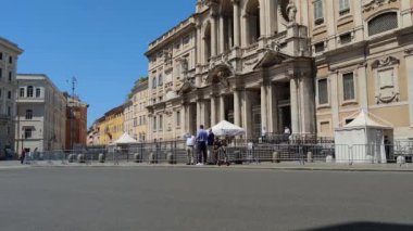 Roma İtalya. Temmuz 04. 2021 model sarı Fiat, Roma sokaklarından geçti.