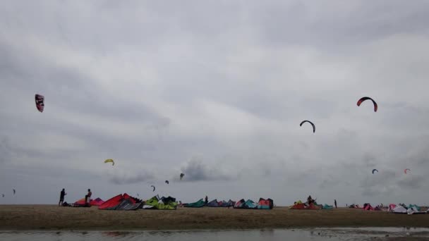 Róma Olaszország. július 04. 2021-ben. Színes ejtőernyők a szörfösök a háttérben a kék ég — Stock videók