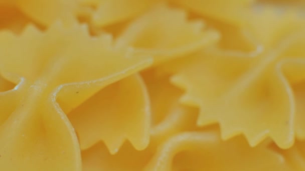 Droge Italiaanse pasta macaroni bogen farfalle draait. — Stockvideo