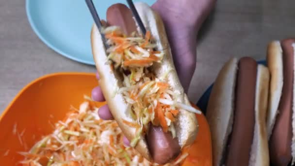 Kobieta posypuje majonezu hot dogi w domu — Wideo stockowe