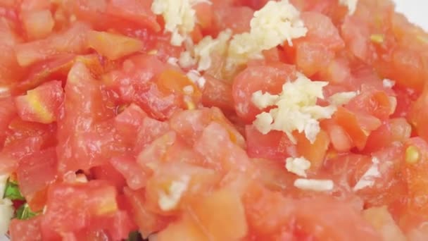 I pomodori sono preparati a bruschetta. vicino — Video Stock