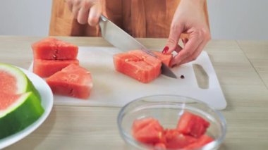 Piknik için çekirdeksiz kırmızı karpuz kesen kız.