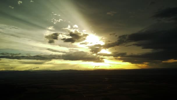 Imagens de drones aéreos 4K, pôr-do-sol de uma altura — Vídeo de Stock