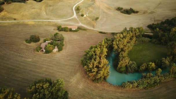 Blick aus der Vogelperspektive auf ein Haus inmitten eines Feldes. — Stockvideo