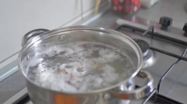 ahtapot bacakları sıcak suya maruz kaldığında bükülür.